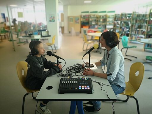 Mme Aracil interviewée par Loris, élève en 4ème.jpg